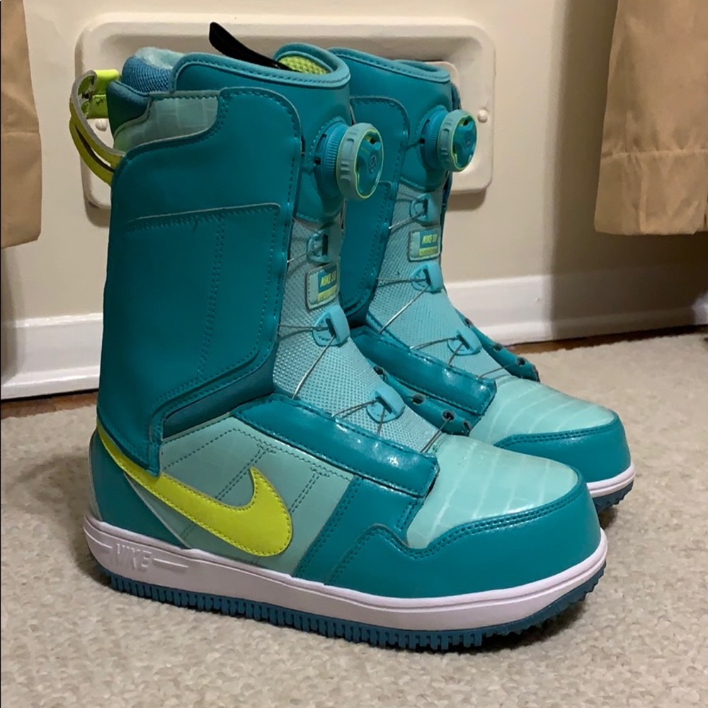 BRAND NEW SNOWBOARD BOOTS